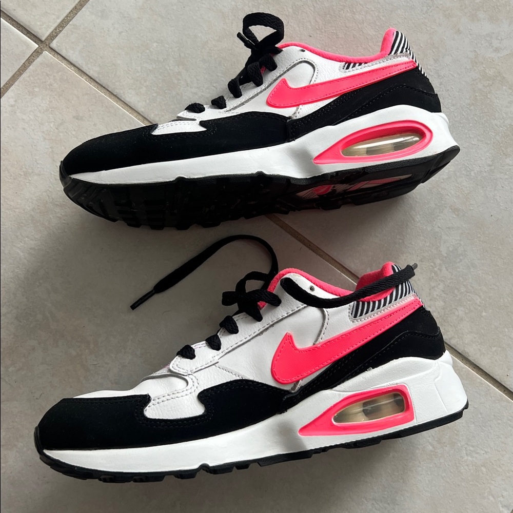 Nike Air Max Internationalist Sneakers Black White Hot Pink Women’s 6Y / 7.5W